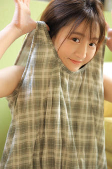 扒開女人內褲猛進猛出流出白液