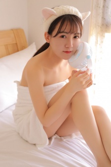 女生邁開腿讓男生吃草莓