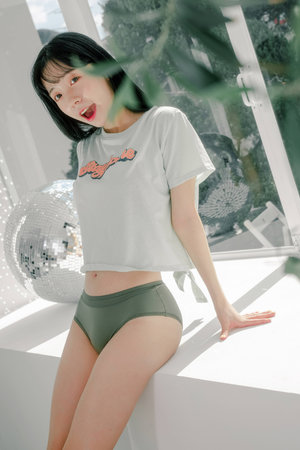 蔭蒂被男人添的還是親的