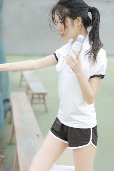 白潔被扒開大腿挺進濕潤