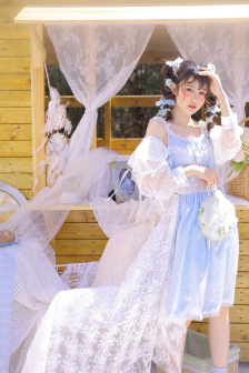 穿裙子在電影院做啊