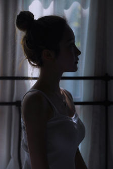 動漫女性左腿叉開腿肚子中間疼