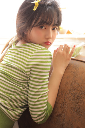 女性左腿叉開腿肚子中間疼