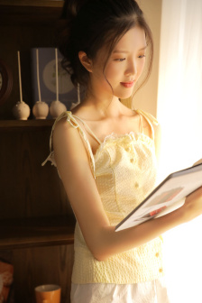 張小斐褲子穿反了