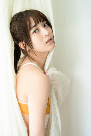 老頭跪在兩腿之間吃奶