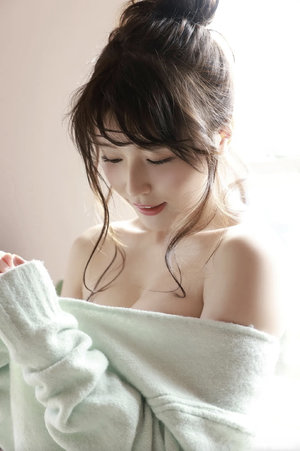 坐在父親紫色大龍上寫作業