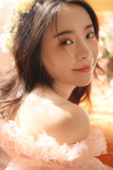 挽起裙子跨開雙腿坐下去