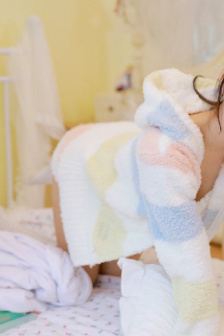 美女讓男生抓球球游戲